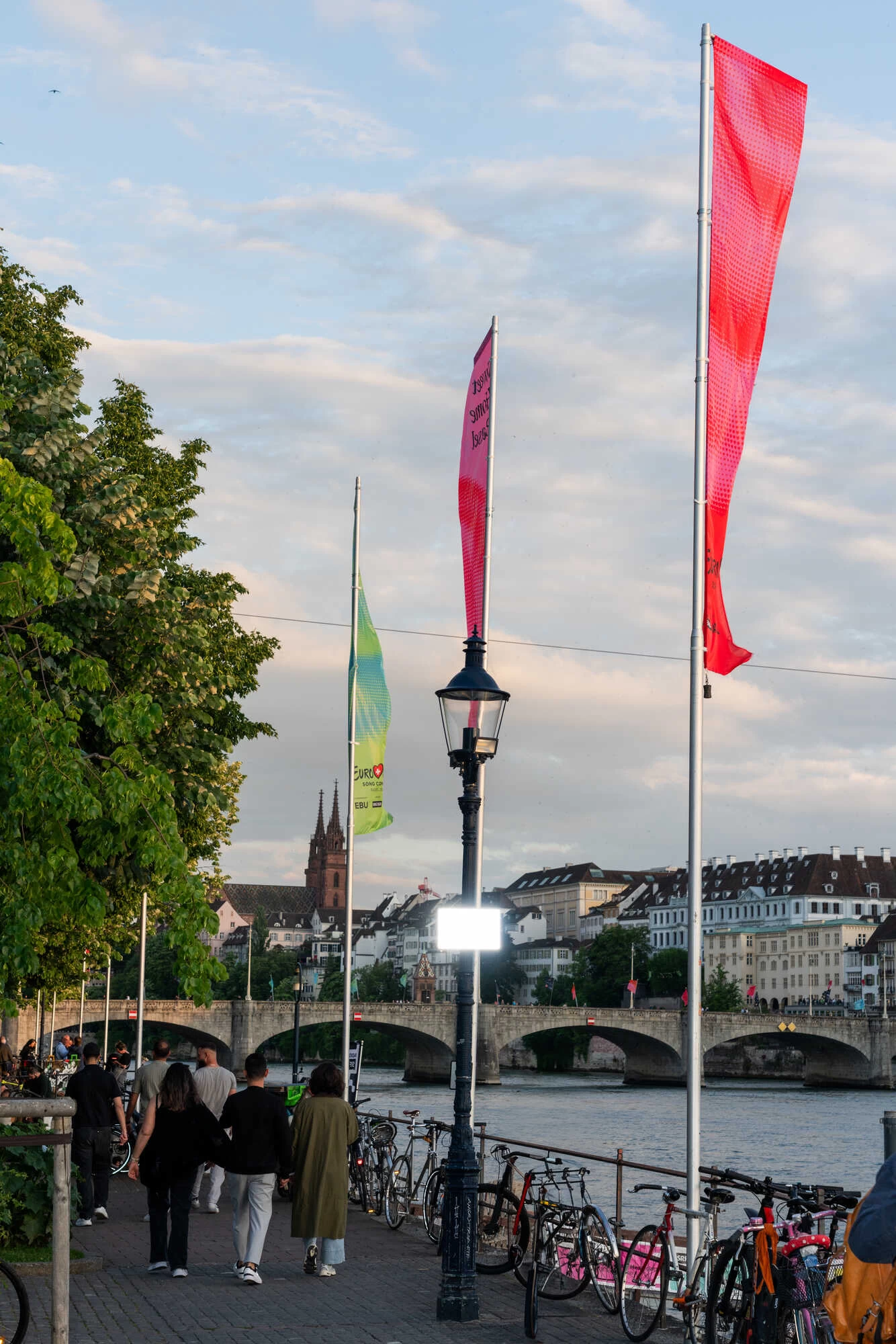 Fahnen bei der Kaserne